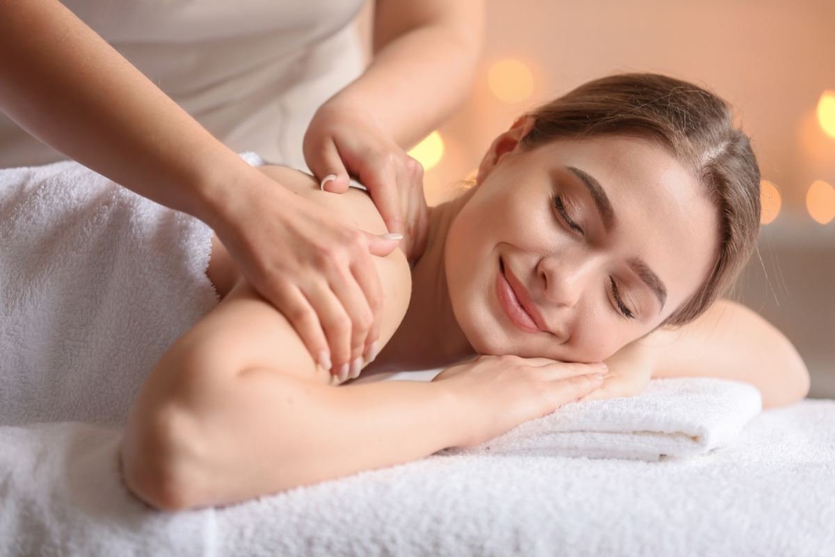 Paciente relaxada durante tratamento corporal em maca